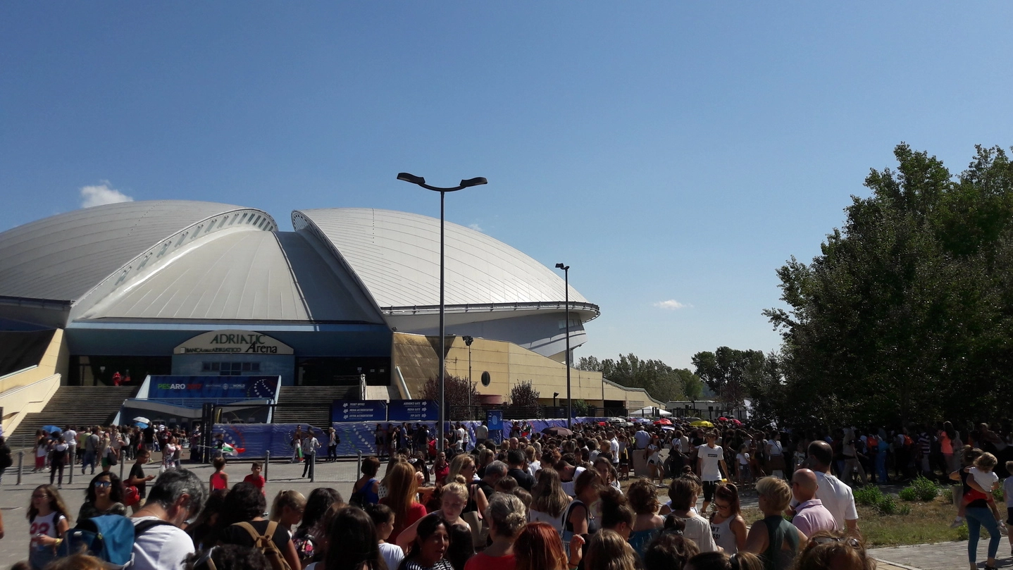 Centinaia di spettatori in fila alle 15 per entrare nell’AdriaticArena per i mondiali di Ritmica