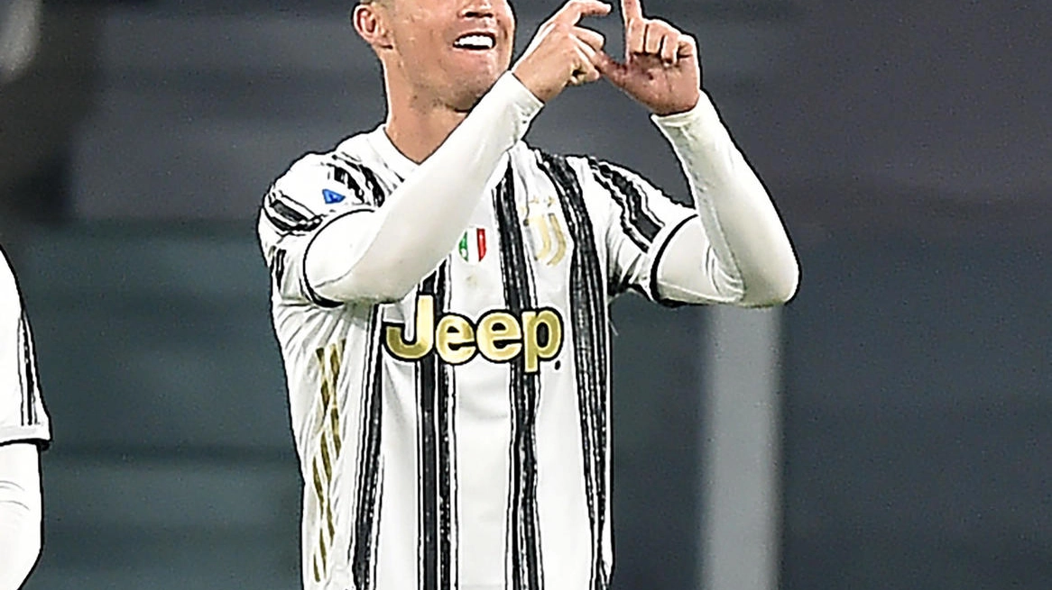 Cristiano Ronaldo in gol contro l'Udinese (Ansa)