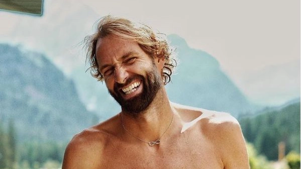 Massimiliano Rosolino sorridente su Instagram: sullo sfondo la Marmolada 