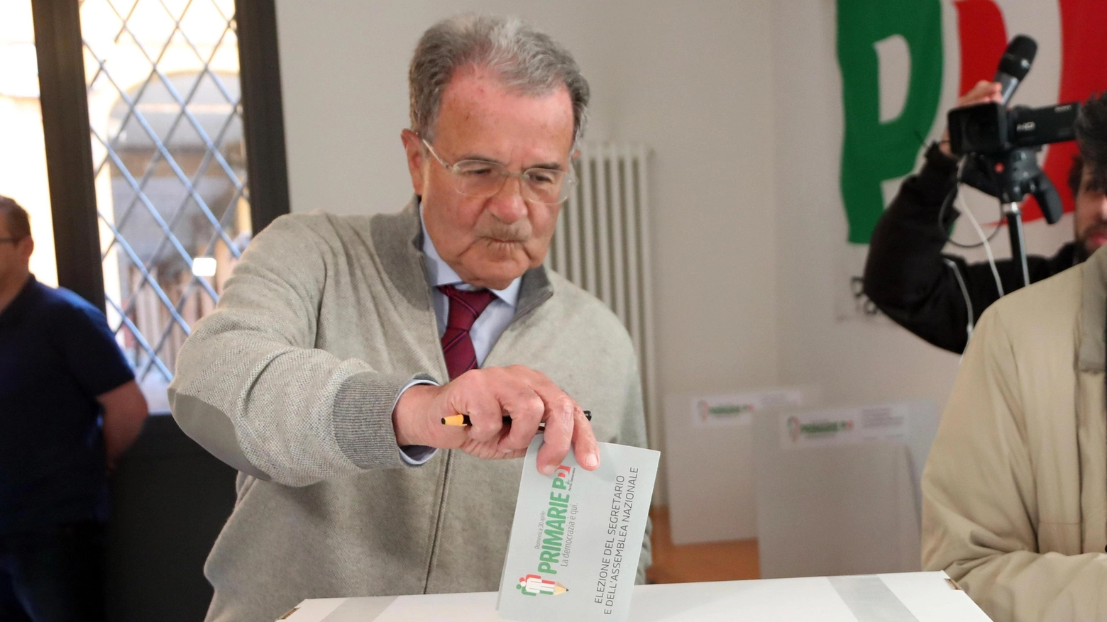 L'ex premier Romano Prodi al voto a Bologna (Ansa)