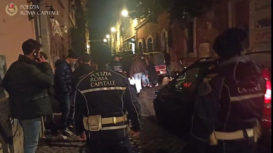 Roma: la polizia locale disperde assembramenti a Trastevere (Dire)