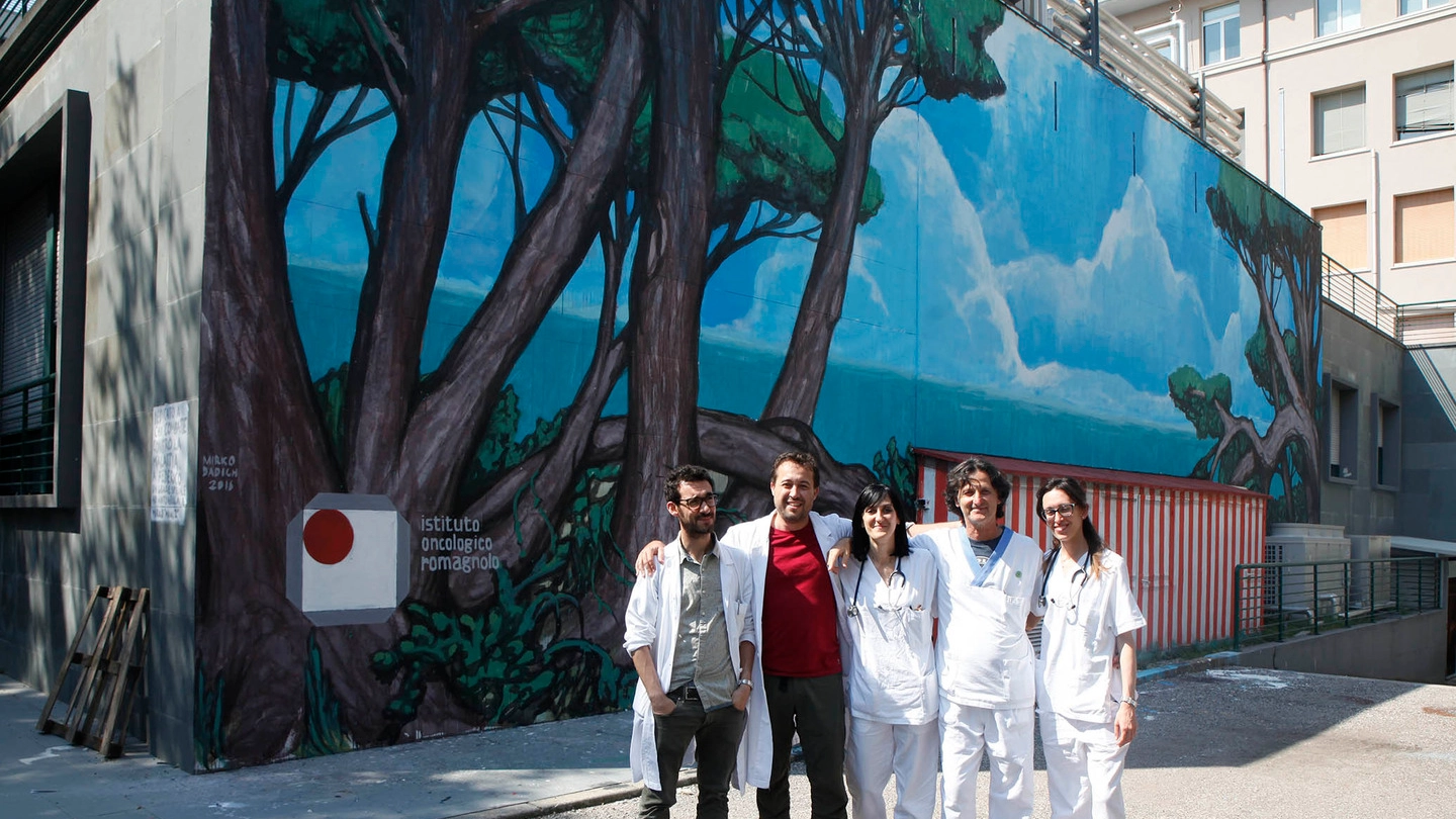 Il muro di fronte al reparto di oncologia di Ravenna prima dell’intervento (Corelli)