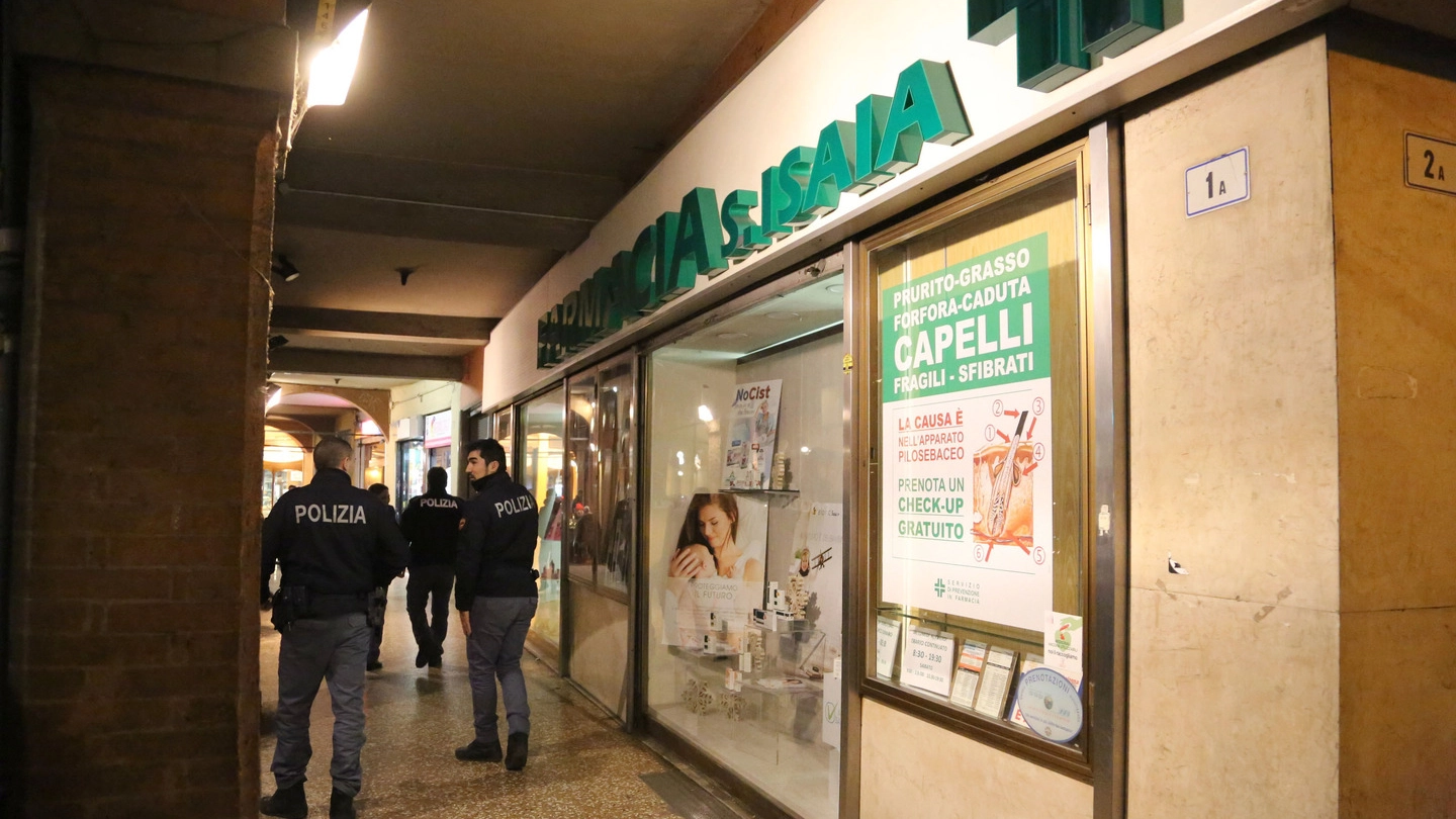 Bologna, la farmacia rapinata in via Sant'Isaia (foto Schicchi)
