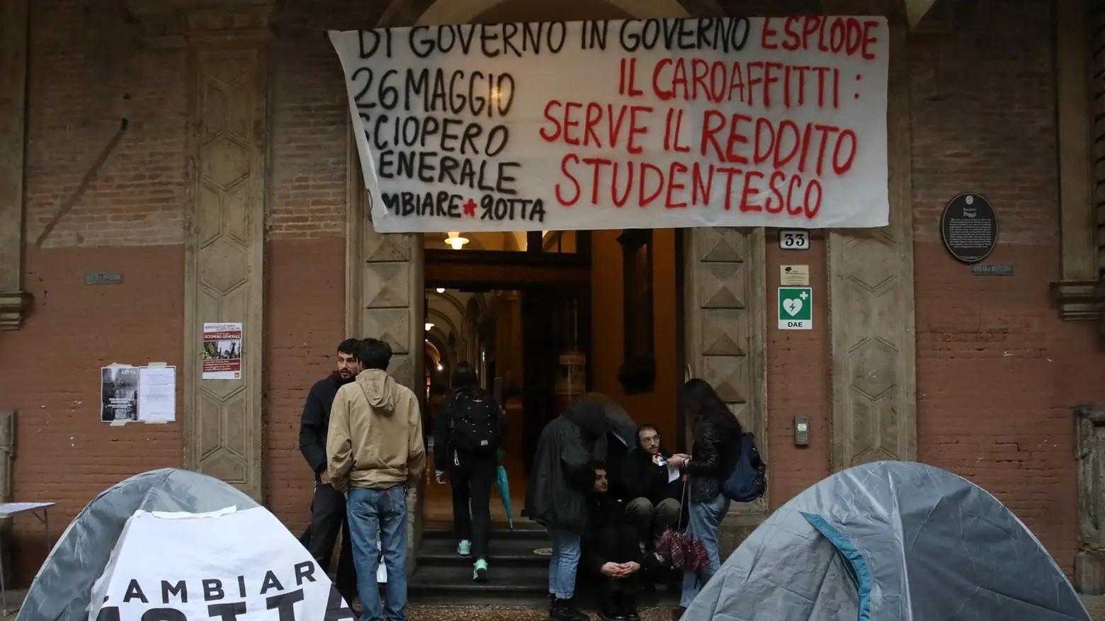 La protesta degli studenti  "Il caro-affitti ci strozza"