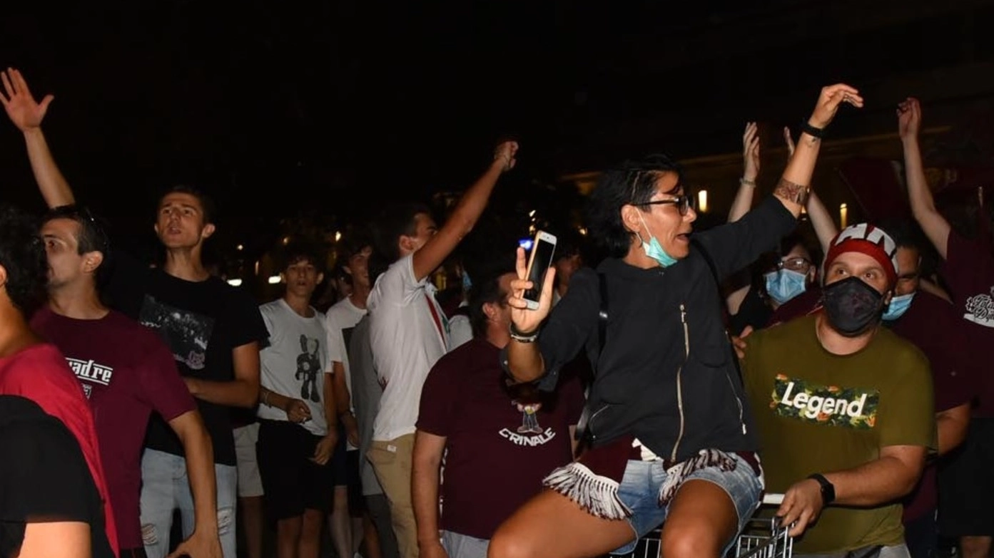 La folla di granata accorsi davanti al teatro Valli per festeggiare la promozione