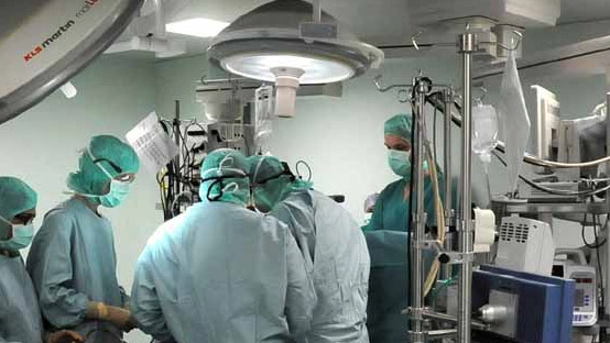 Fano, in ospedale per partorire: muoiono una giovane mamma e il bimbo (nella foto di repertorio Nizza una sala operatoria)