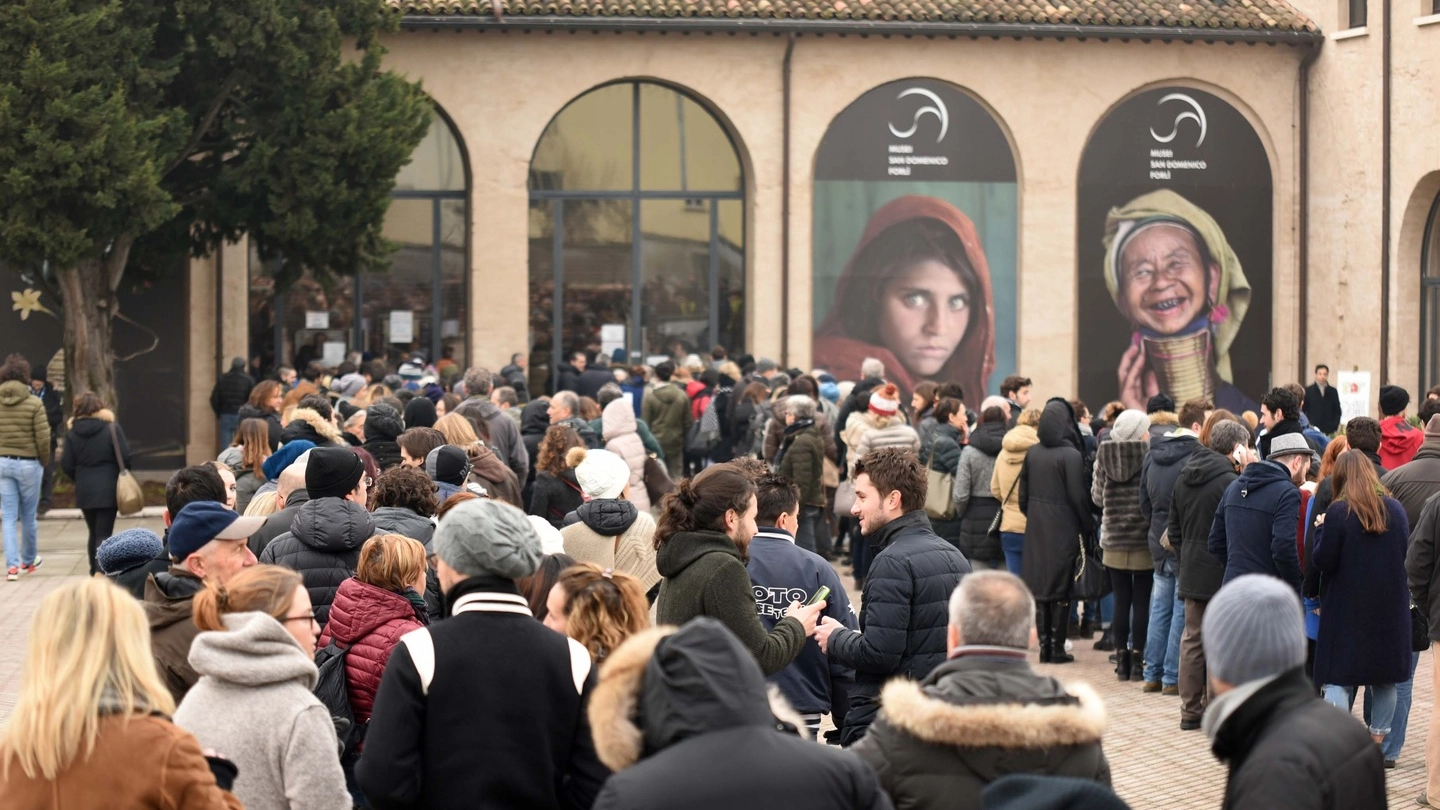 La fila di persone al San Domenico per la mostra di Steve McCurry