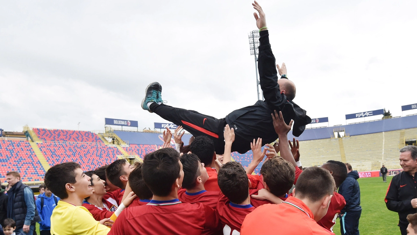 L’allenatore dell’Atletico Madrid portato in trionfo dai suoi ragazzi (Fotoschicchi)