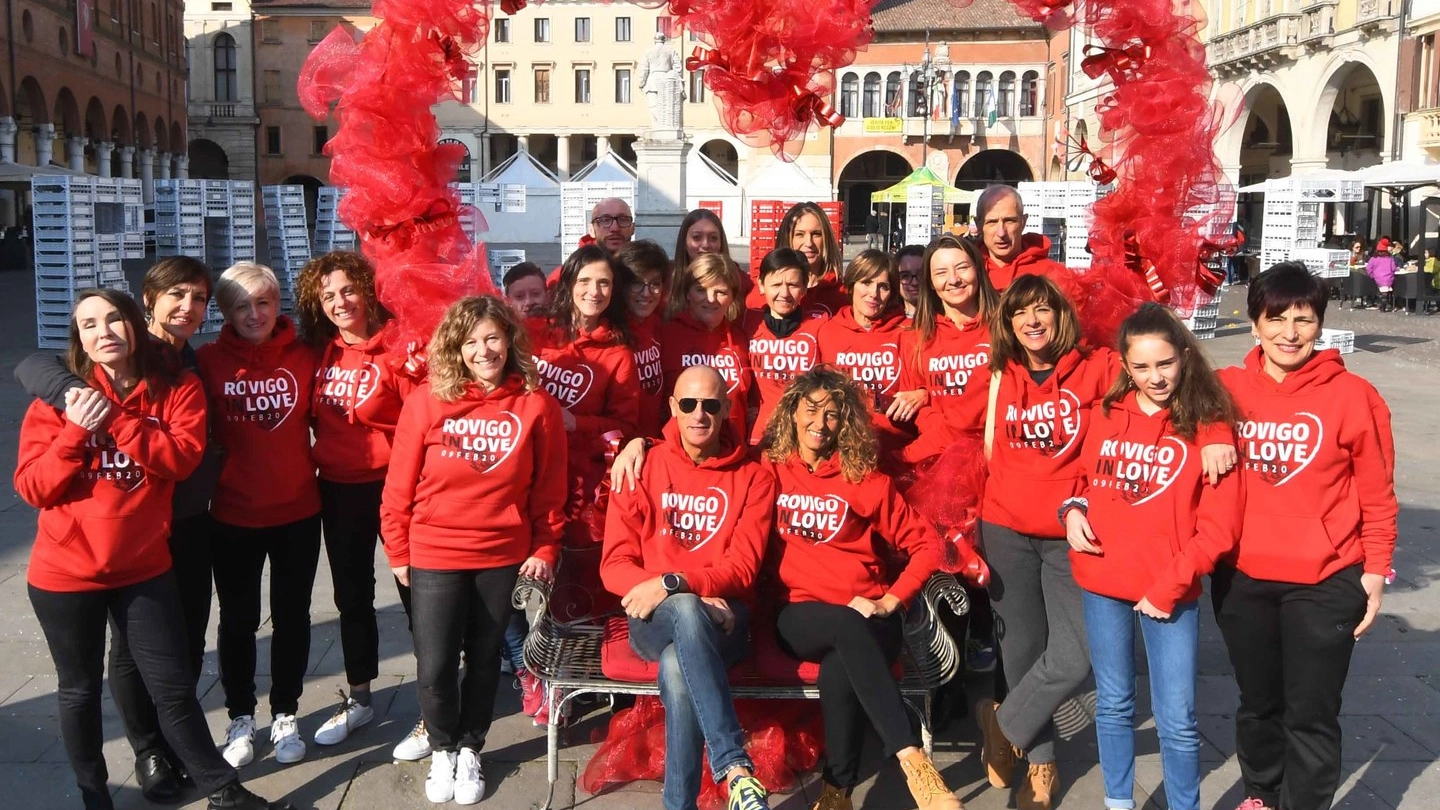Rovigo in love, volontari in piazza Vittorio Emanuele II (foto Donzelli)