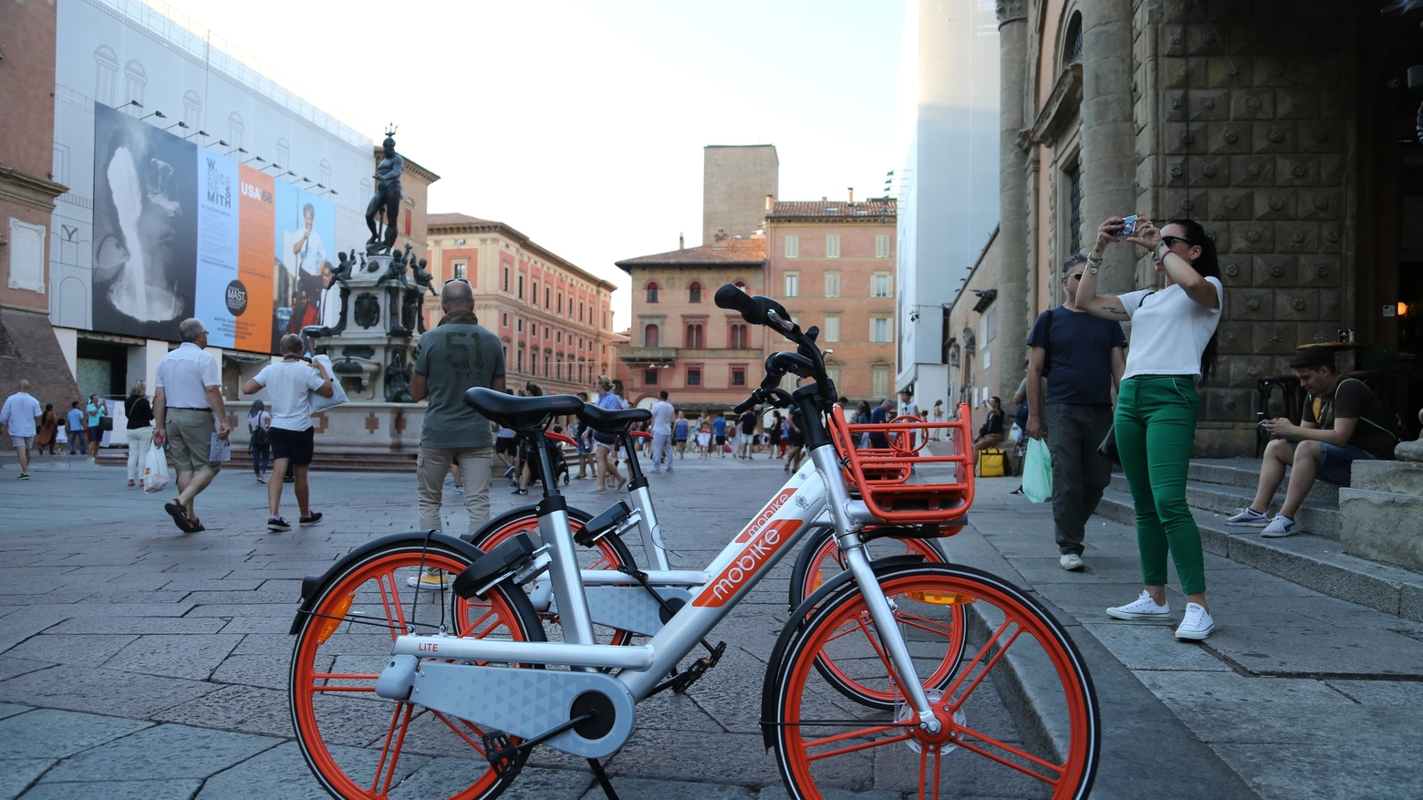Una delle tantissimi bici arancioni in giro per Bologna (foto Schicchi)