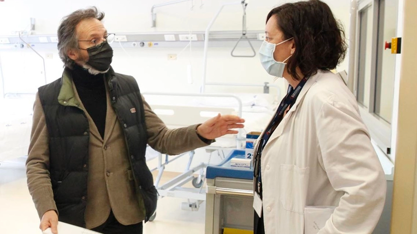 Tiziano Carradori, manager Ausl Romagna, parla con un medico visitando un ospedale