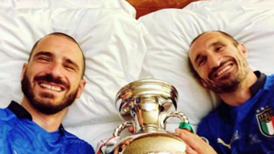 Leonardo Bonucci e Giorgio Chiellini con la coppa di Euro 2020 (Instagram / Ansa)