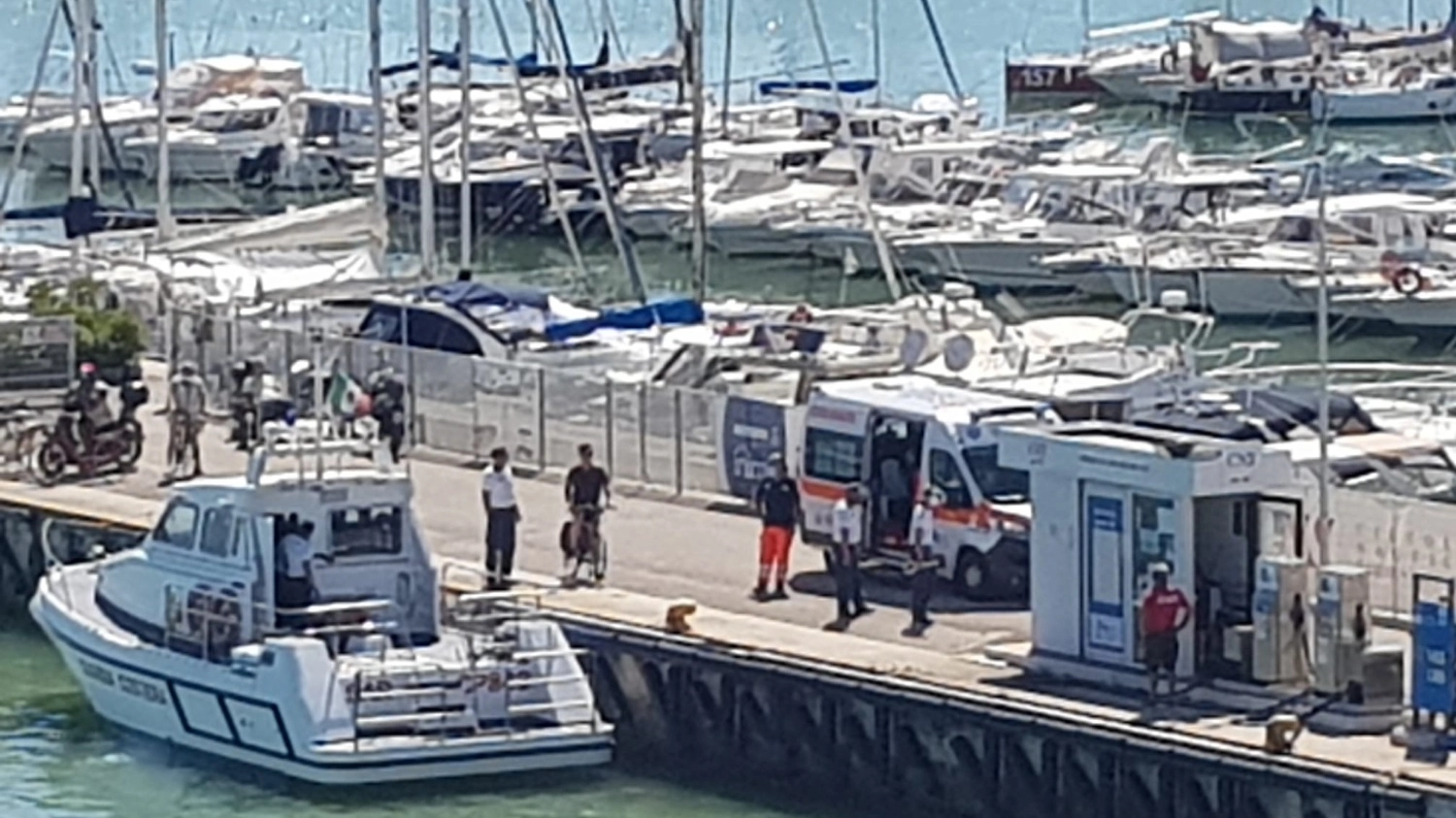 L'arrivo della motovedetta nel porto di San Benedetto