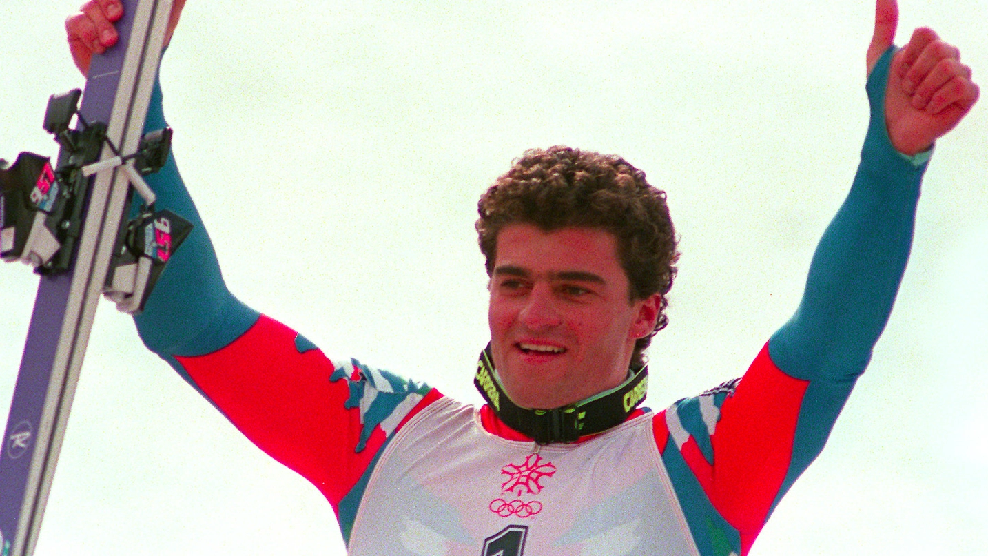 Alberto Tomba esulta dopo avere vinto l’oro nello slalom gigante di Calgary (AFP)
