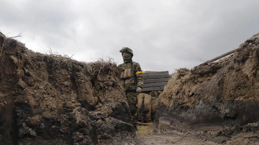 Un militare ucraino fa la guardia in una postazione vicino a Kiev