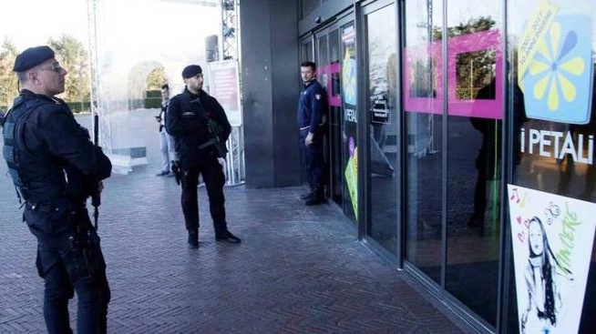 I carabinieri sono intervenuti al centro commerciale (foto d'archivio)