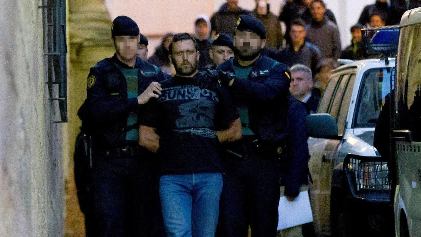 Igor il Russo scortato in tribunale da agenti della Guardia Civil spagnola (Ansa) 