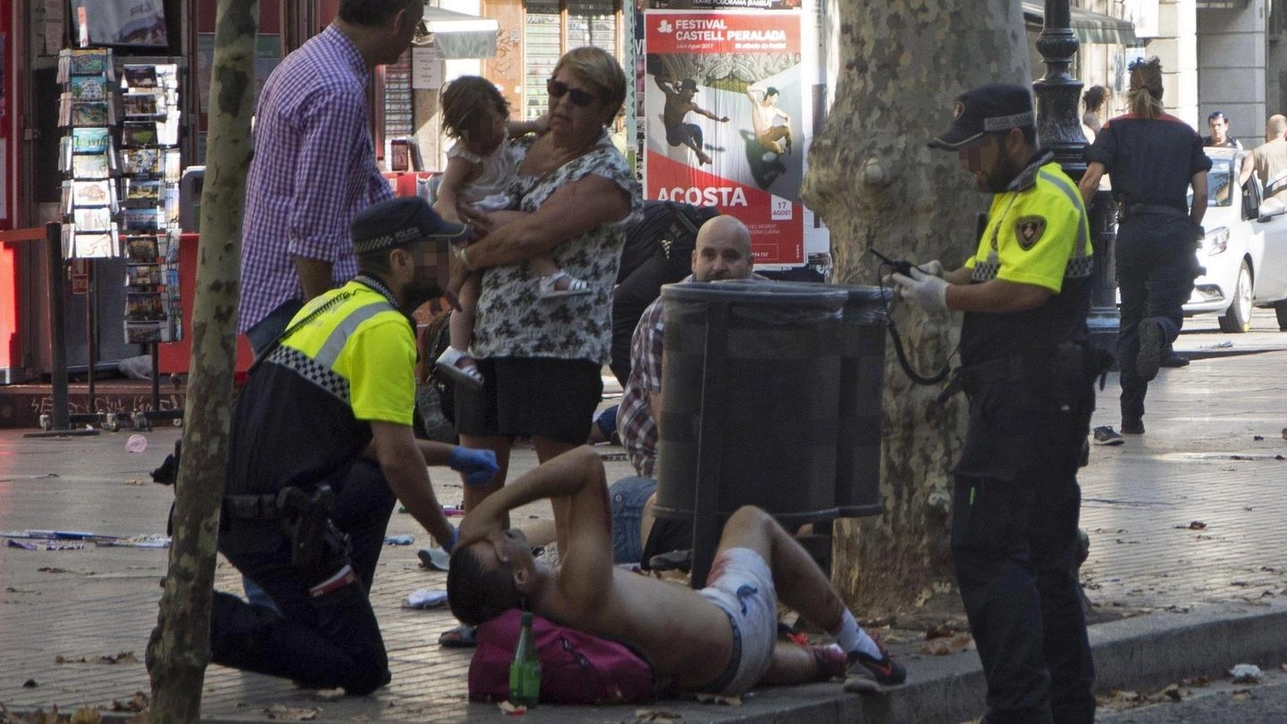 Attentato a Barcellona, "alta tensione e sirene. Siamo barricati in casa"