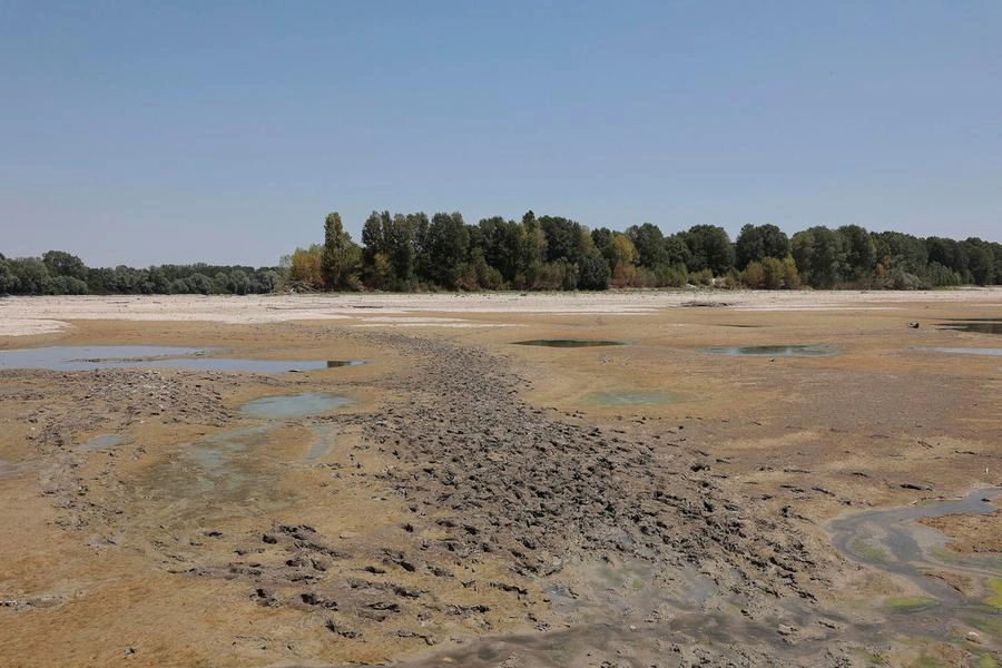 Il fiume Po in secca a Sermide, in provincia di Mantova (Ansa)