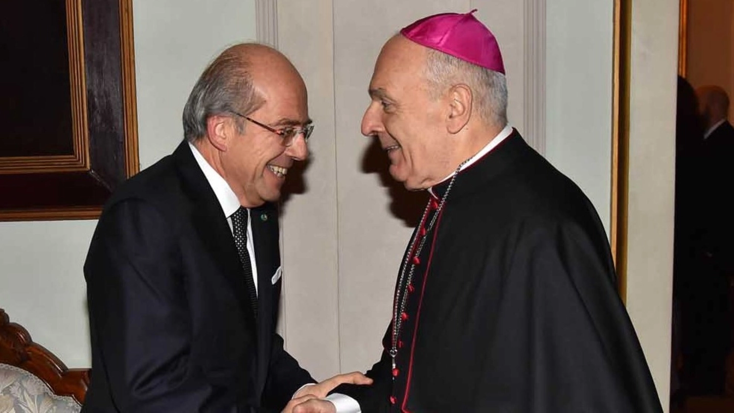 La stretta di mano del prefetto Raffaele Ruberto col vescovo Massimo Camisasca (foto Artioli)