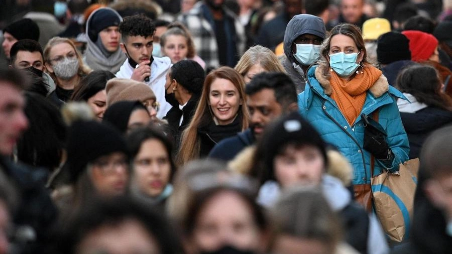 Folla in Oxford Street, Londra: pochi indossano la mascherina (Ansa)