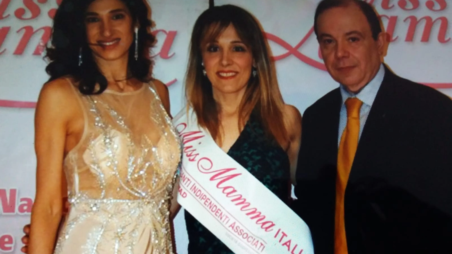 Sonia Falconi con la fascia di "Miss Mamma Italiana sorriso"