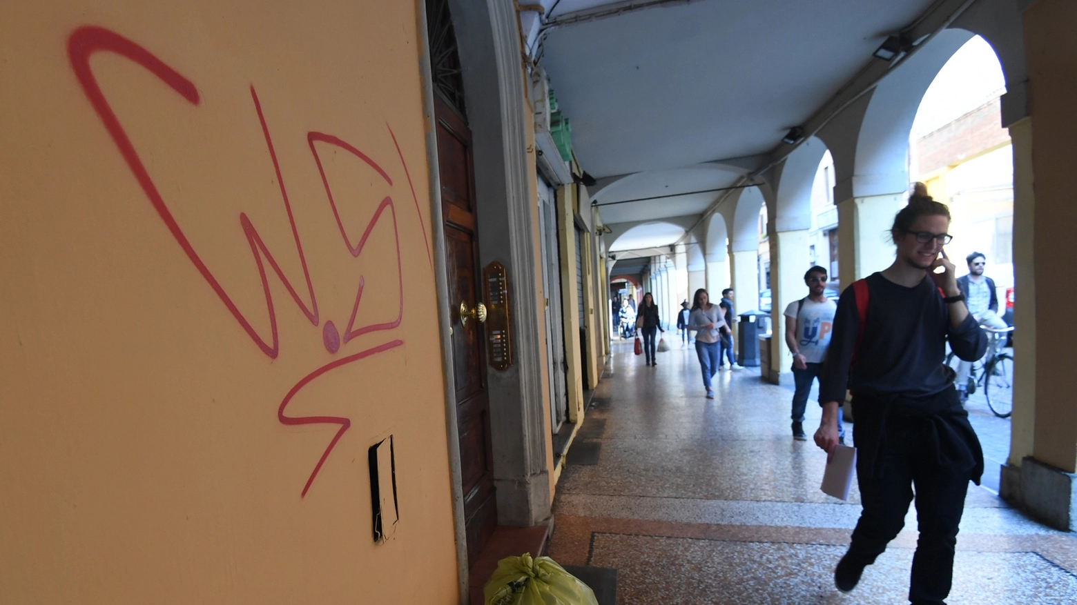 Muri imbrattati in via Petroni a Bologna (foto Schicchi)