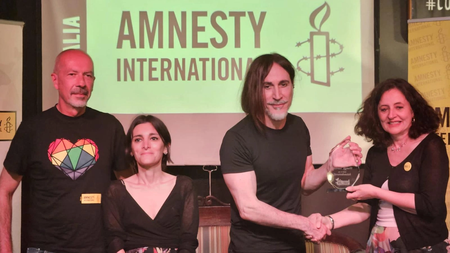 Manuel Agnelli, la consegna del premio Amnesty International