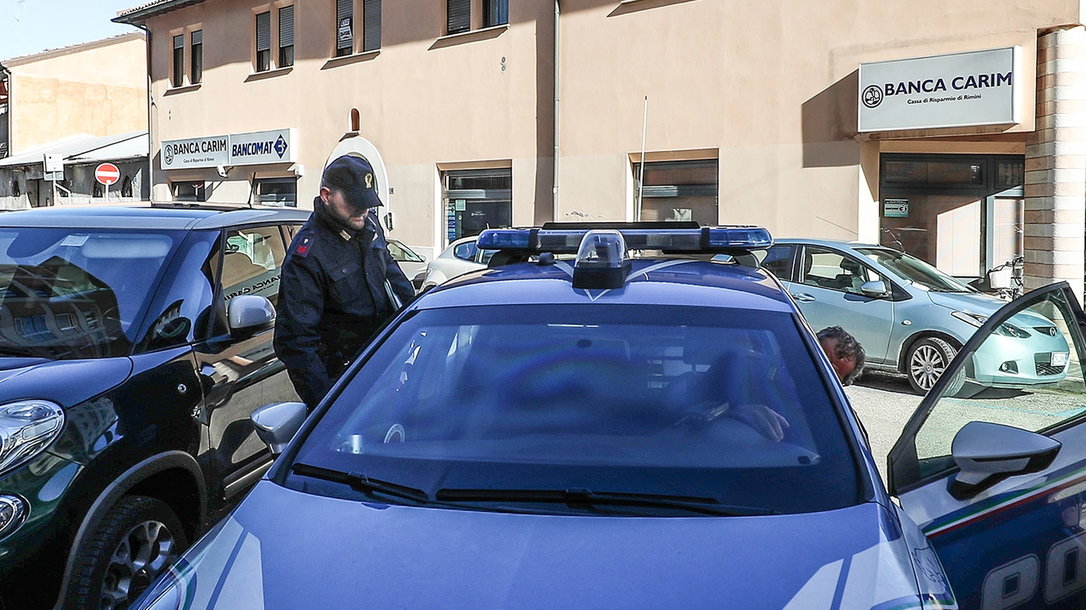 La polizia davanti alla filiale rapinata (FotoPrint)