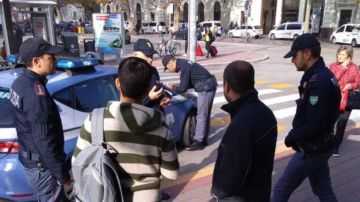 I tre magrebini hanno seminato la paura nel piazzale della Stazione: arrestati dalla Polizia per rissa 