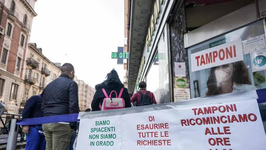 In fila per sottoporsi a tampone anti Covid davanti a una farmacia di Torino (Ansa)