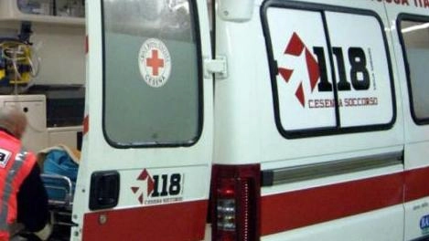 Un’ambulanza  del 118 ha trasportato d’urgenza la donna in ospedale