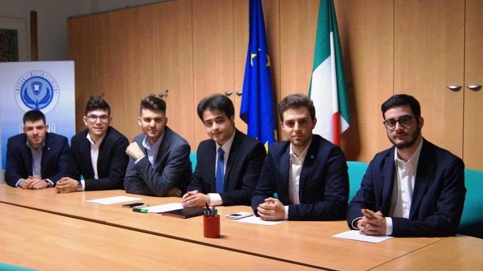 Nicolas Vacchi al centro con la cravatta blu insieme ai giovani componenti della nuova lista civica da lui fondata 