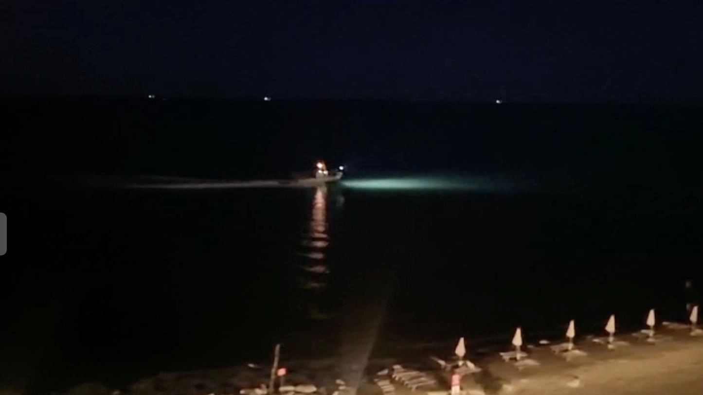 Acque agitate  Pesca sotto costa,  il video e la denuncia:  "È una vongolara"