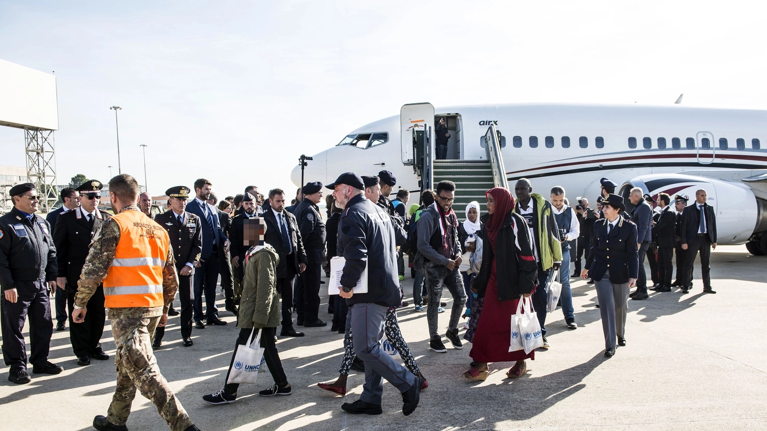 L'arrivo dei profughi a Pratica di Mare 