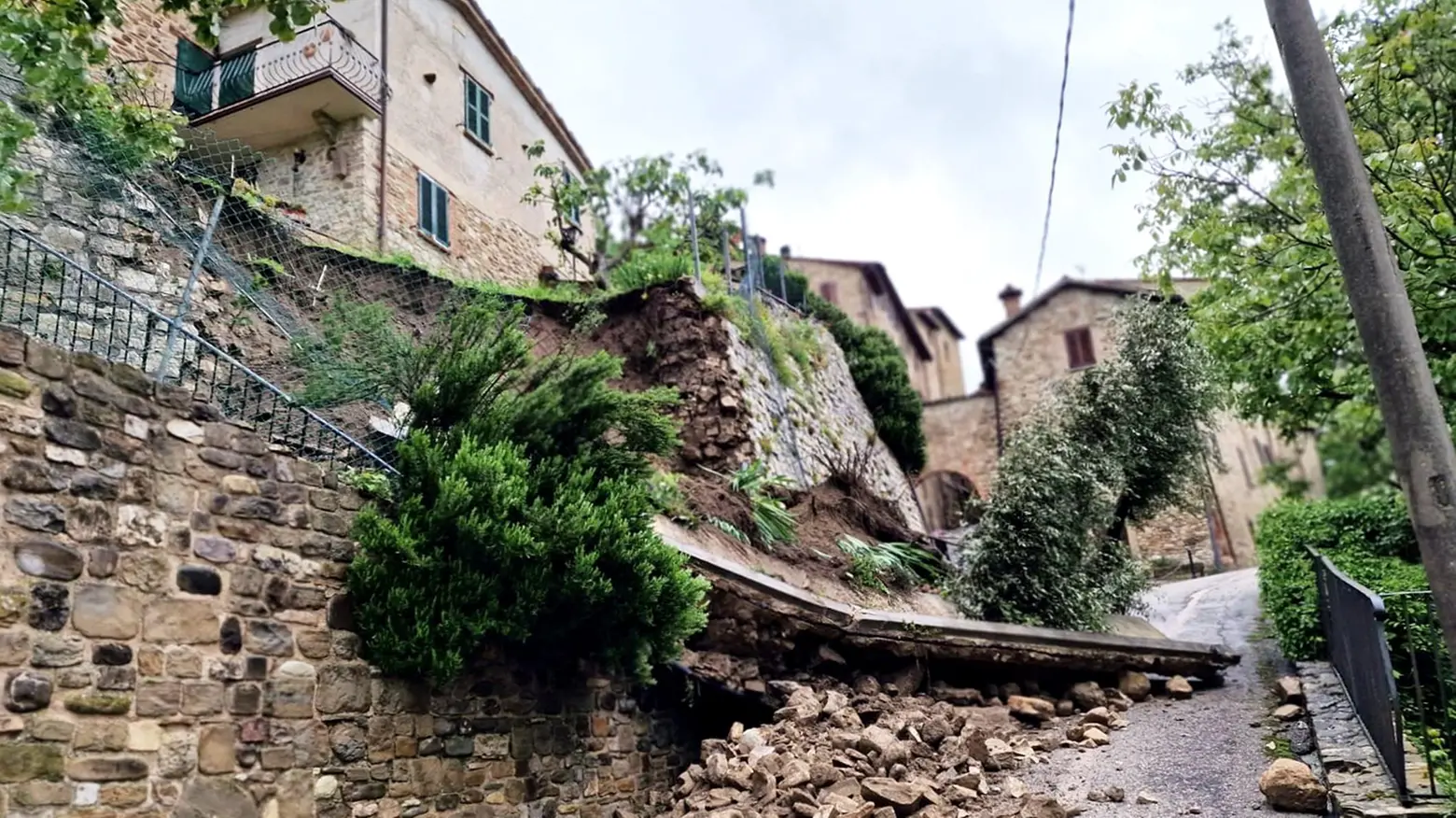 Crolli nei centri storici  Danni a Macerata Feltria  e rischi di isolamento  a Monte Grimano Terme