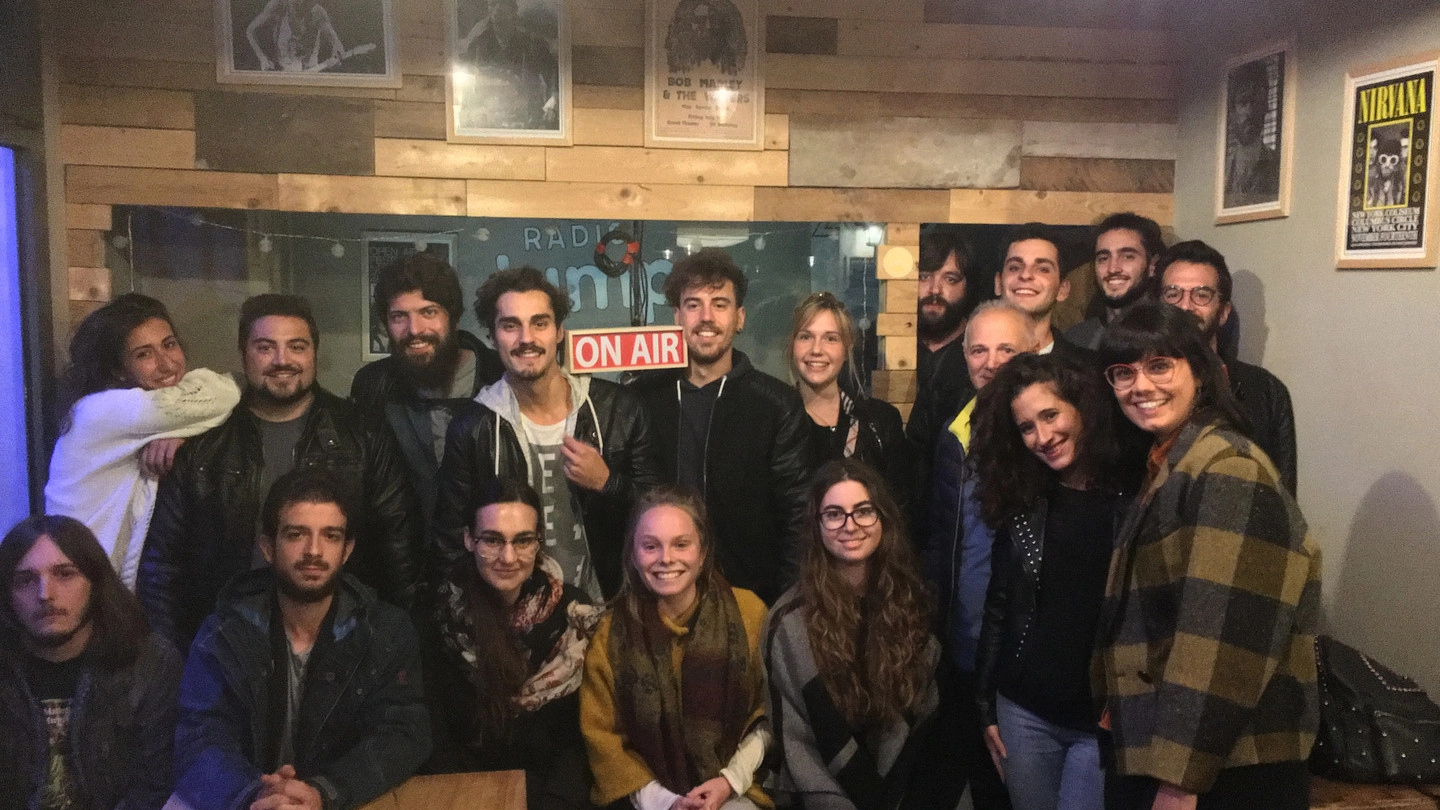 Il gruppo di giovani che trasmette in diretta dal Jump Cafè in piazza Morgagni