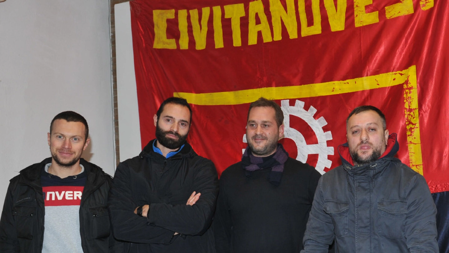 Alcuni rappresentanti della tifoseria con Diego Perrone, avvocato dell’imprenditore Giuseppe Cerolini (foto Vives)