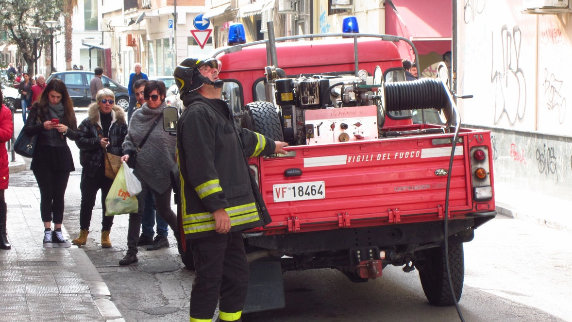 I vigili del fuoco al lavoro in via Legnago