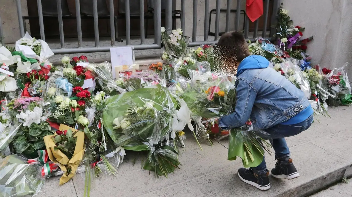 Sparatoria a Trieste, a Medolla scritte offensive contro i poliziotti uccisi