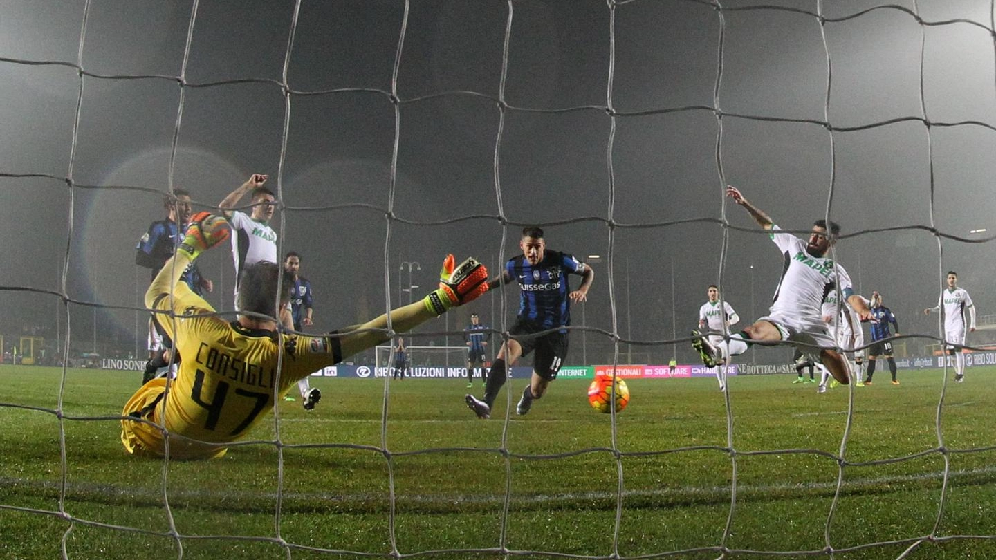 Il gol di Denis contro il Sassuolo (Ansa)