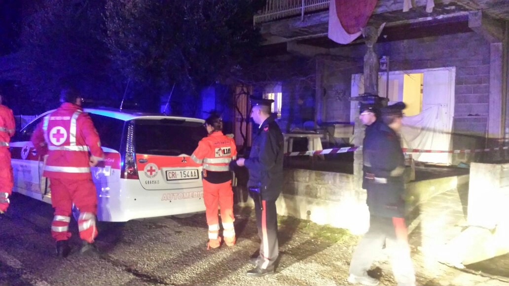 Carabinieri e operatori del 118 davanti alla casa dell'omicidio