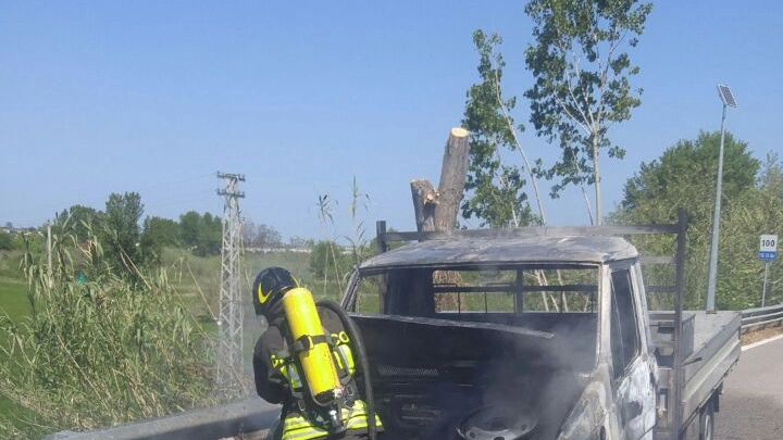I vigili del fuoco spengono le fiamme nel furgone