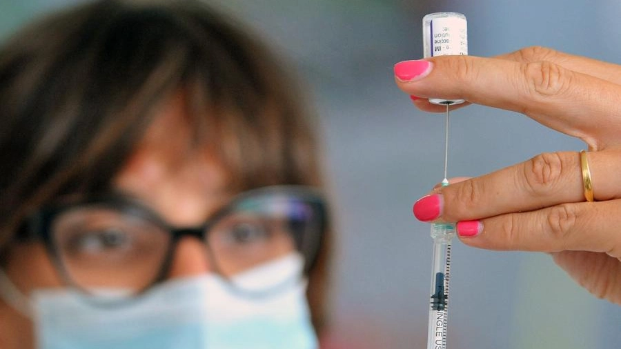 Prenotazione terza dose vaccino: al via gli over 80 nelle Marche