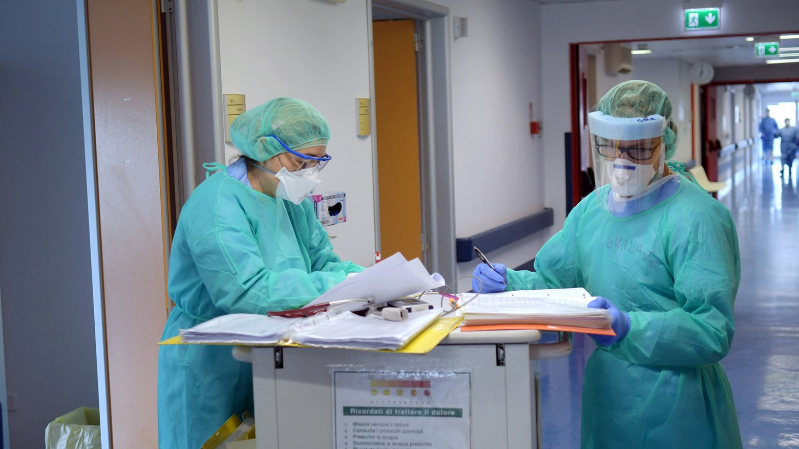 Coronavirus, medici al lavoro in ospedale (Ansa)