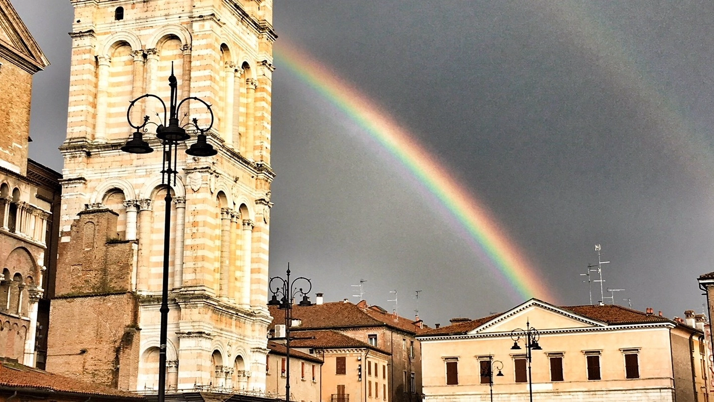 Lo spettacolare arcobaleno in piazza Trento e Trieste