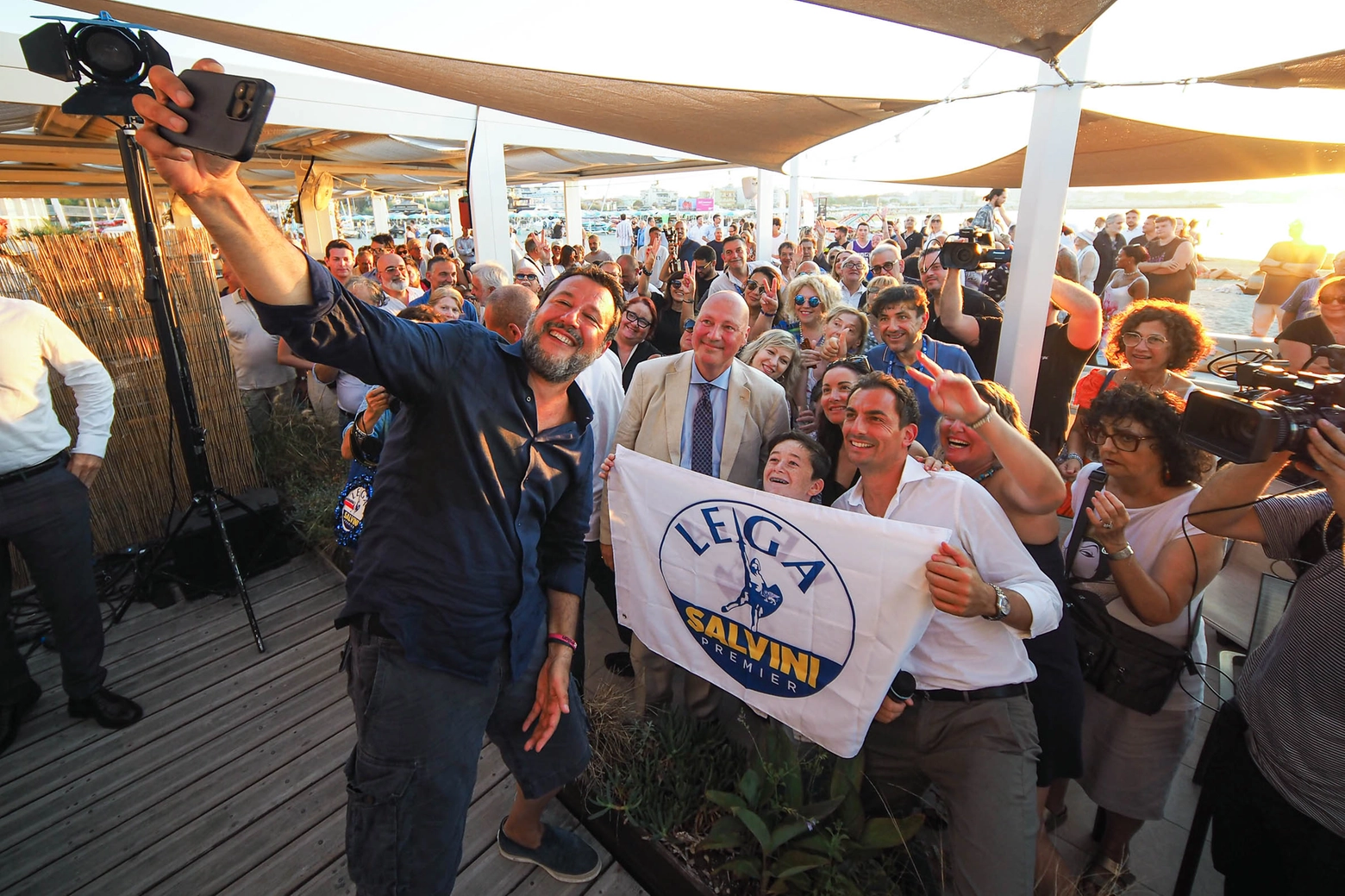 Matteo Salvini all'incontro pubblico al Sunset Bar della Darsena, selfie tra sostenitori e pubblico