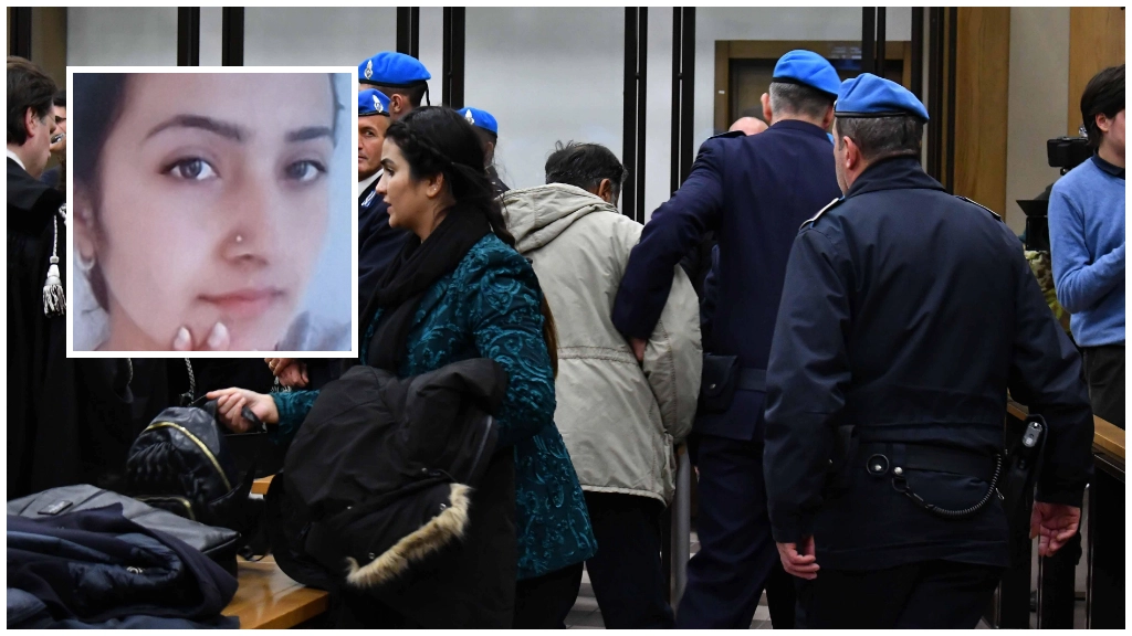 Shabbar Abbas (papà di Saman) viene portato via dall’aula del tribunale di Reggio Emilia dopo la sentenza di condanna all’ergastolo; nel riquadro la figlia uccisa
