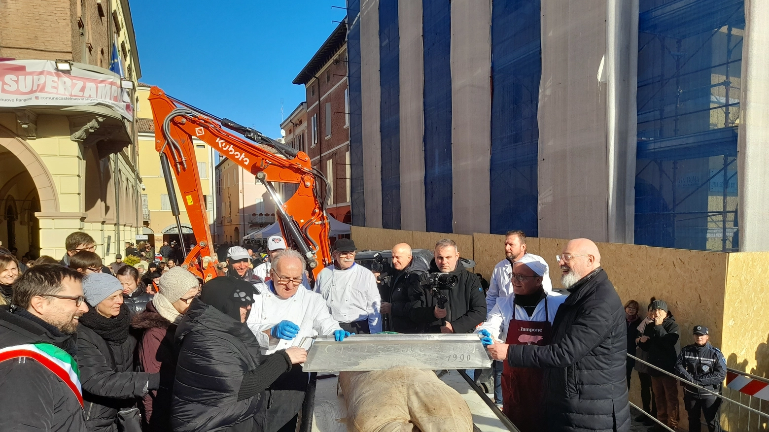 Castelnuovo, come tradizione l’insaccato da 320 chili è stato tagliato e distribuito a tutti i presenti. Il sindaco: "Omaggio ai nostri artigiani della carne diventati protagonisti nel mondo dell’agroalimentare".