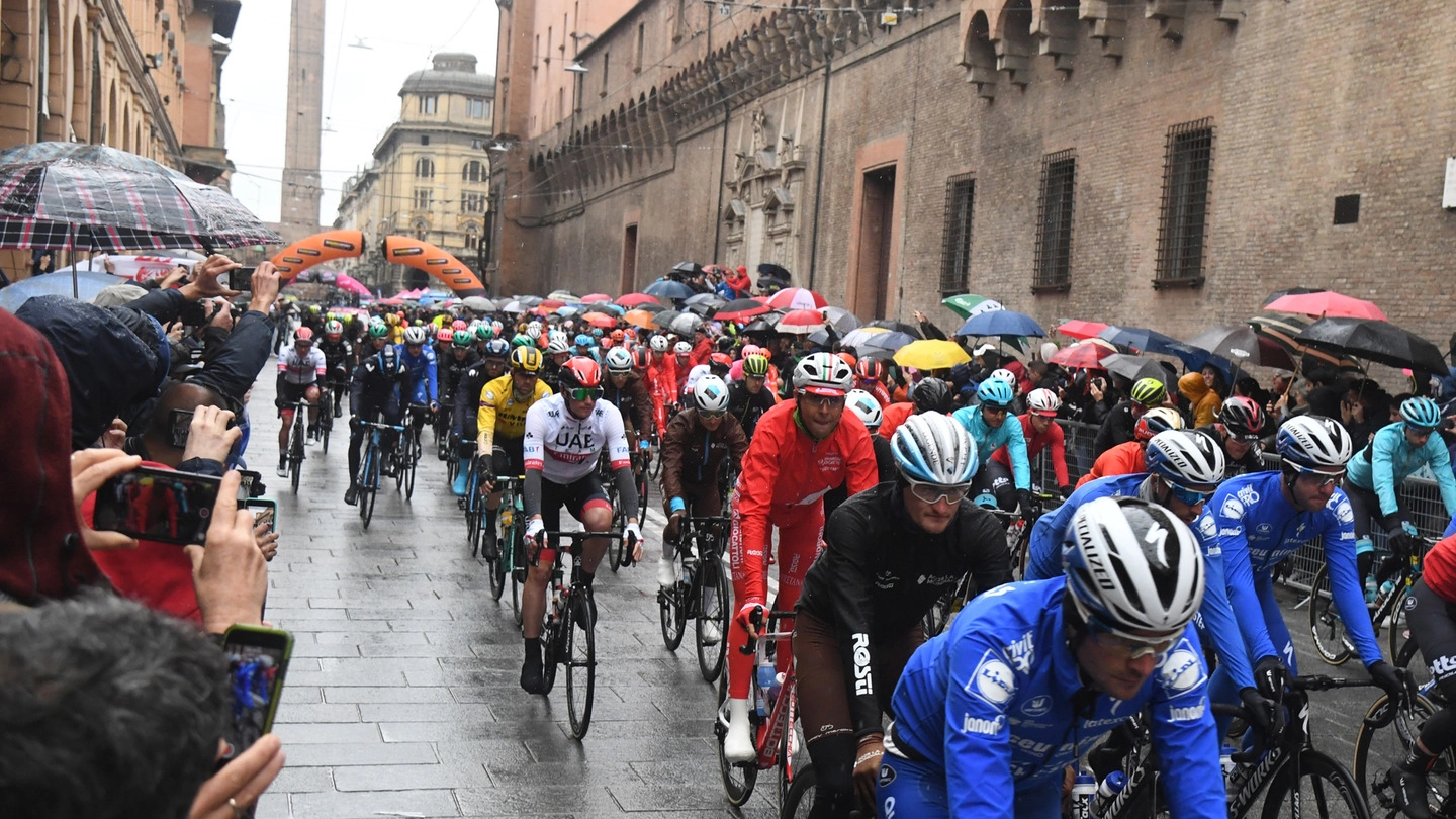 Giro d'Italia: la partenza della seconda tappa da Bologna (FotoSchicchi)